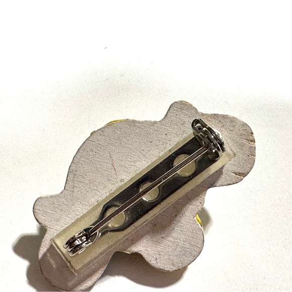 Adorable Wooden Honey Bee Scatter Pin Brooch Handcrafted & Hand Painted - Picture 4 of 4